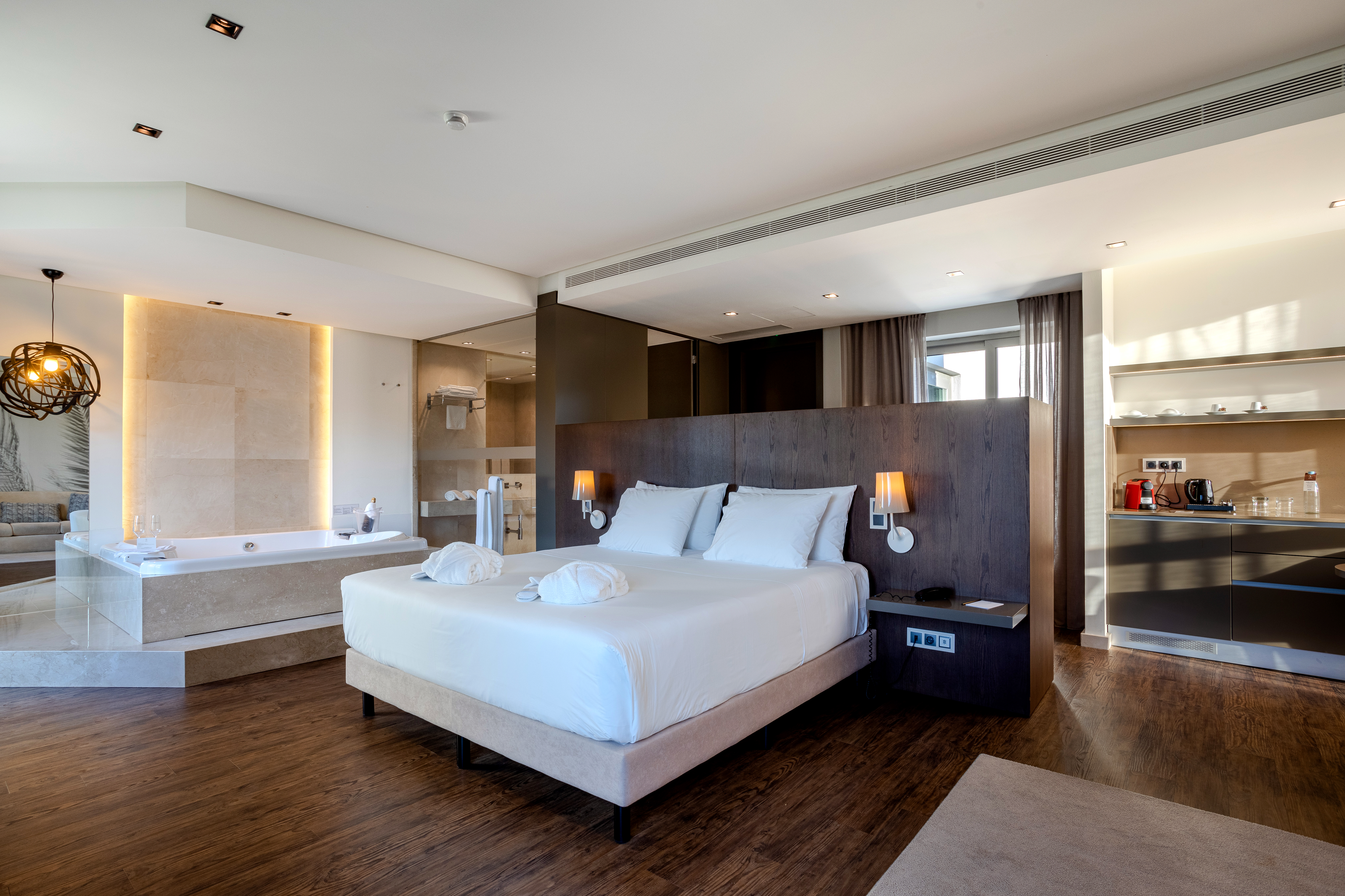 Espaçosas, confortáveis e luxuosas. Conheça as nossas suites!