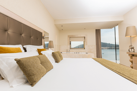 With stunning views over Minho River, this suite is available for all families or couples!